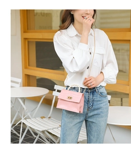 Detailansicht der pinkfarbenen Krokodilmuster Mini-Tasche mit Perlengriff und Kette