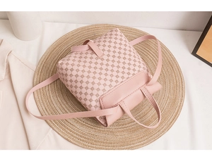 Detailansicht eines rosa Mini-Rucksacks mit geometrischem Muster auf Jute-Unterlage