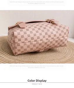 Nahaufnahme der rosa Ledertasche mit Blumenprägung auf einer runden Webmatte
