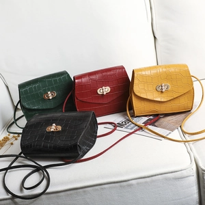 Women Crocodile Pattern Shoulder Bag PU Leather Artificial Pearl Metal Lock Square Crossbody Bag Vintage Fashion Casual Purse