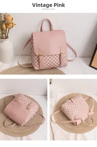 Detailansicht eines rosa bedruckten Rucksacks mit Magnetschließe und Kunstlederbesatz
