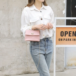 Rosa Mini-Tasche mit Krokodilprägung, Perlengriff und goldener Ketten-Schultergurt