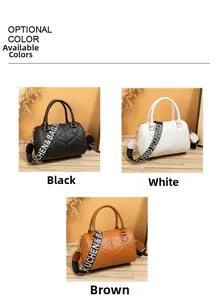 Détail du sac seau matelassé avec large bandoulière lettrée en noir blanc et marron
