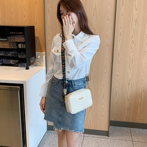 Sac bandoulière blanc avec texture en V et large bandoulière imprimée LOVE
