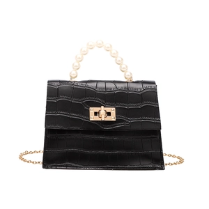 Schwarze Mini-Handtasche mit Krokodilprägung, Perlengriff und goldener Kette