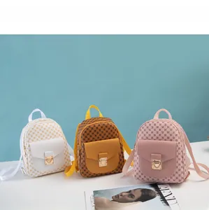 Drei Mini-Rucksäcke aus PU-Leder in Weiß, Gelb und Rosa mit geometrischer Punkttextur