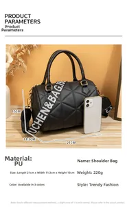 Sac Boston matelassé avec bandoulière large imprimée de lettres et référence de taille