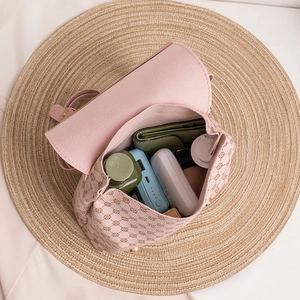 Rosa Damen-Rucksack mit Monogramm-Muster und geräumigem Innenraum für Alltagsgegenstände