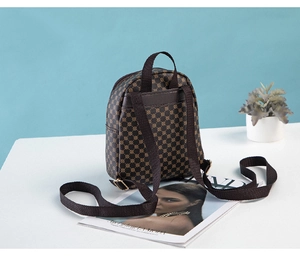Detailansicht eines Mini-Vintage-Rucksacks mit braunen Trägern und Metallschnallen