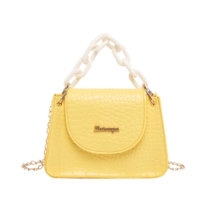 Gelbe kleine quadratische Tasche mit Krokodilmuster, Acrylgriff und goldener Schulterkette
