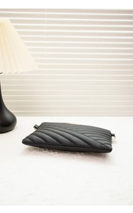 Gros plan d'un sac bandoulière en similicuir mat noir avec motif de couture matelassé