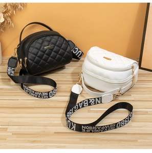 Détail de sacs bandoulière matelassés noir et blanc avec larges bandoulières brodées stylées