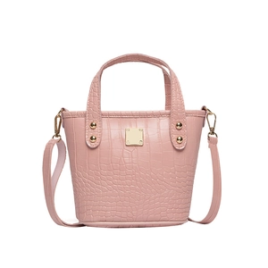 Bolso saco rosa con grabado de cocodrilo, herrajes dorados y correa ajustable