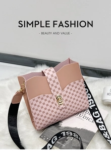 Détail du sac seau rose avec relief géométrique et bandoulière à lettres noires