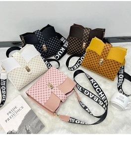 Lot de cinq sacs seaux imprimés vintage avec des bandoulières tissées en tissu noir et blanc