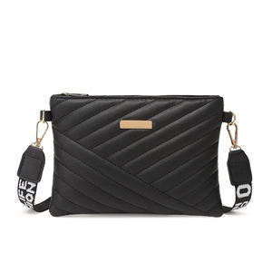 Sac à bandoulière matelassé noir avec détails dorés et large sangle tissée tendance