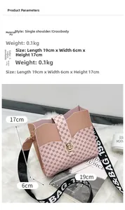 Détail du sac seau rose en PU avec imprimé vintage et large bandoulière réglable