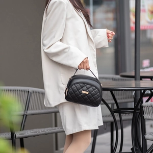 Sac à main classique en cuir noir matelassé pour femme avec une plaque en métal doré chic