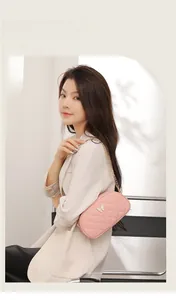 Sac bandoulière rose matelassé avec fermoir papillon délicat et élégante chaîne dorée