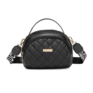 Sac à main demi-rond noir matelassé avec large bandoulière lettrée et plaque dorée