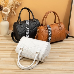 Sac À Main Boston En Cuir PU Matelassé Pour Femmes Sac À Bandoulière Cylindrique Avec Large Sangle Lettre Mode