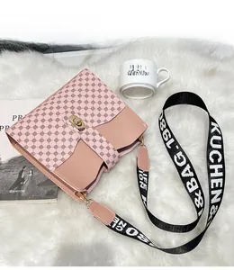 Détail du sac seau rose avec fermoir rotatif en métal et bandoulière large