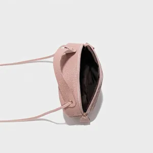 Sac bandoulière rose texture litchi avec fermeture zippée et doublure intérieure