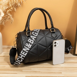 Sac Boston noir matelassé avec détails dorés et large bandoulière tissée pour femmes