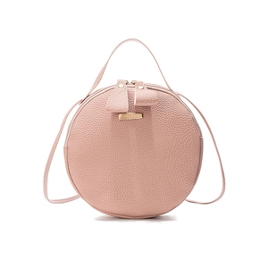 Sac bandoulière rond rose à texture litchi avec boucle dorée et double fermeture éclair