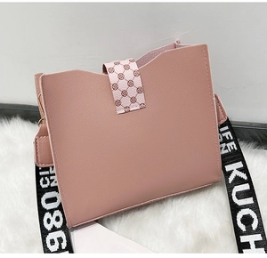 Détail du sac seau rose avec sangle à motif floral et bandoulière de sport tissée élégante