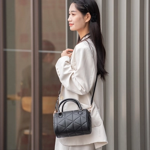 Sac Boston noir mat avec surpiqûres triangulaires et bandoulière réglable