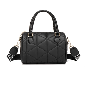 Sac Boston matelassé noir avec motif à losanges et large bandoulière à lettres
