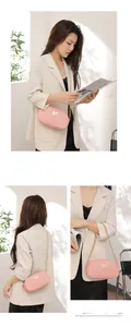 Détail du mini sac bandoulière rose matelassé avec chaîne dorée et logo nœud élégant