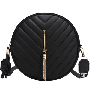 Petit sac bandoulière rond noir avec surpiqûres en V et détails de glands dorés