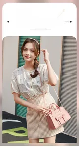 Borsa a mano rosa con fibbia in pelle indossata da modella in outfit dolce