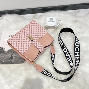 Sac seau rose en cuir avec rabat monogramme et bandoulière tissée sur fausse fourrure