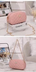 Détail macro du sac en cuir matelassé rose avec chaîne dorée et logo papillon