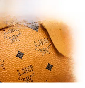 Dettaglio macro della pelle arancione con stampa logo e cuciture precise dello zaino