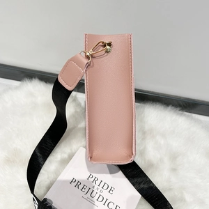 Petit sac seau en cuir rose pâle avec bandoulière réglable vue de profil