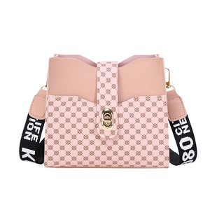 Sac seau rose avec imprimé floral brun et large bandoulière mode noire et blanche