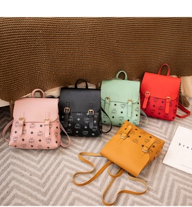 Dettaglio di cinque mini zaini colorati con stampe monogramma LBS e fibbie dorate