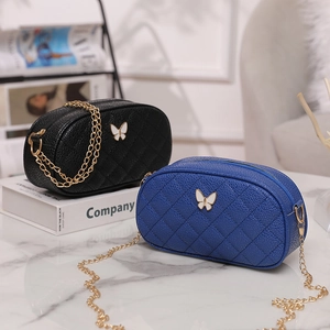 Sac bandoulière matelassé noir et bleu roi avec chaîne et ornement papillon doré