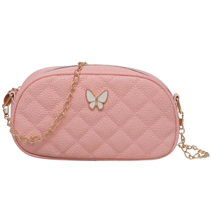 Sac bandoulière rose en cuir matelassé avec fermoir papillon et bandoulière chaîne dorée