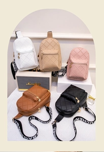 Détail de cinq sacs de poitrine en PU matelassé aux couleurs variées avec bandoulières