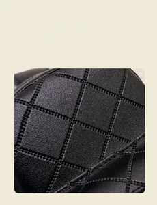 Gros plan sur le cuir synthétique noir grainé avec détails de surpiqûres matelassées