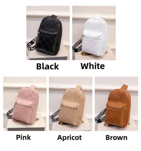 Détails de mini sacs bandoulière matelassés en cinq coloris avec rubans imprimés