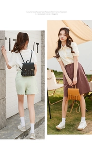 Dettaglio degli eleganti mini zaini in nero e marrone con motivi monogramma classici