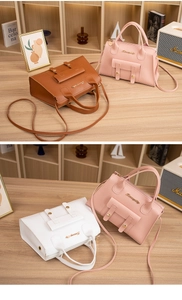 Tre eleganti borse in pelle PU marrone, rosa e bianco su un tavolo di legno
