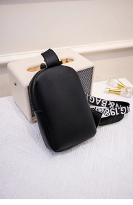 Gros plan du sac de poitrine en cuir PU grainé avec une large sangle tissée BAG.198