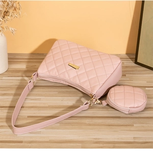 Détail du sac à bandoulière rose matelassé avec petit porte-monnaie rond amovible